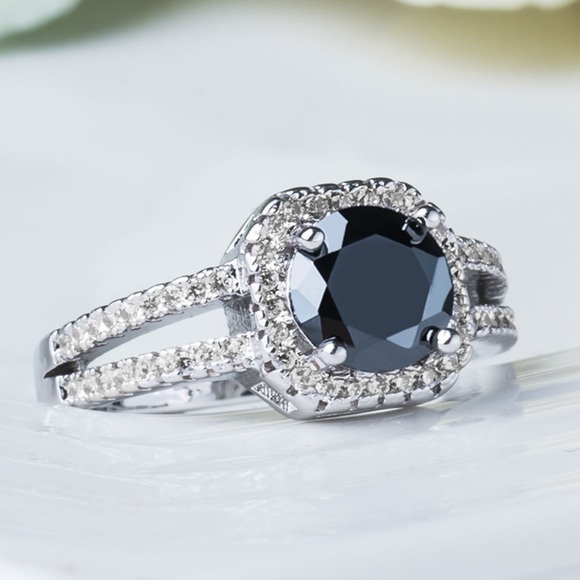 Black Stone Fashion Ring - Picture 3 of 4